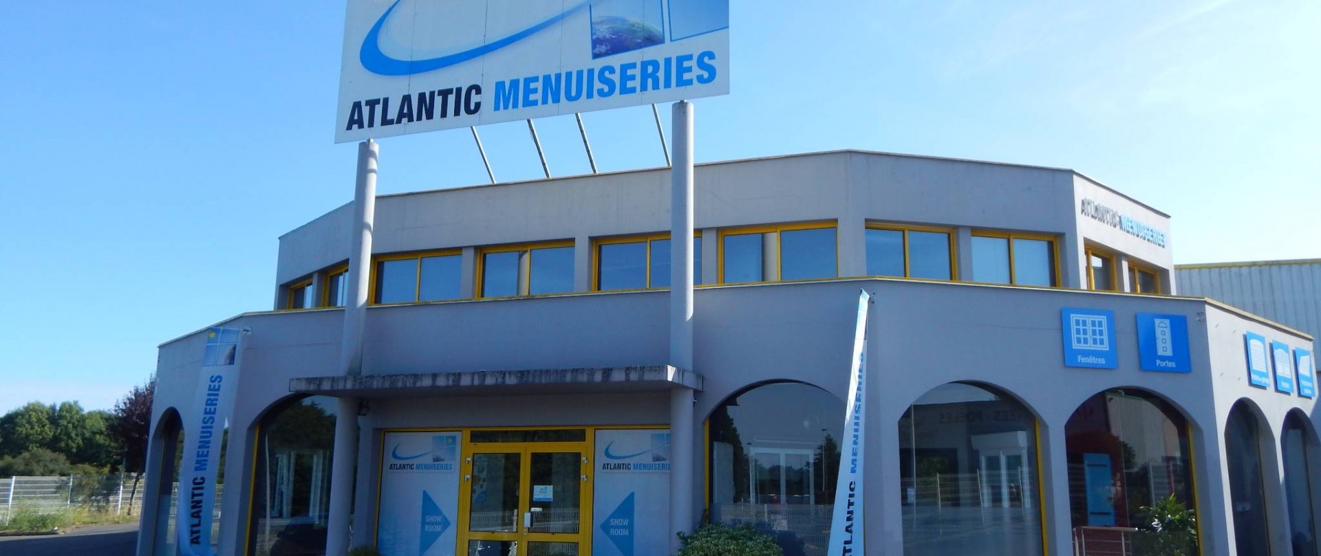Au Sud de Nantes, entrepôt et showroom avec belle visibilité depuis la Route de Pornic.