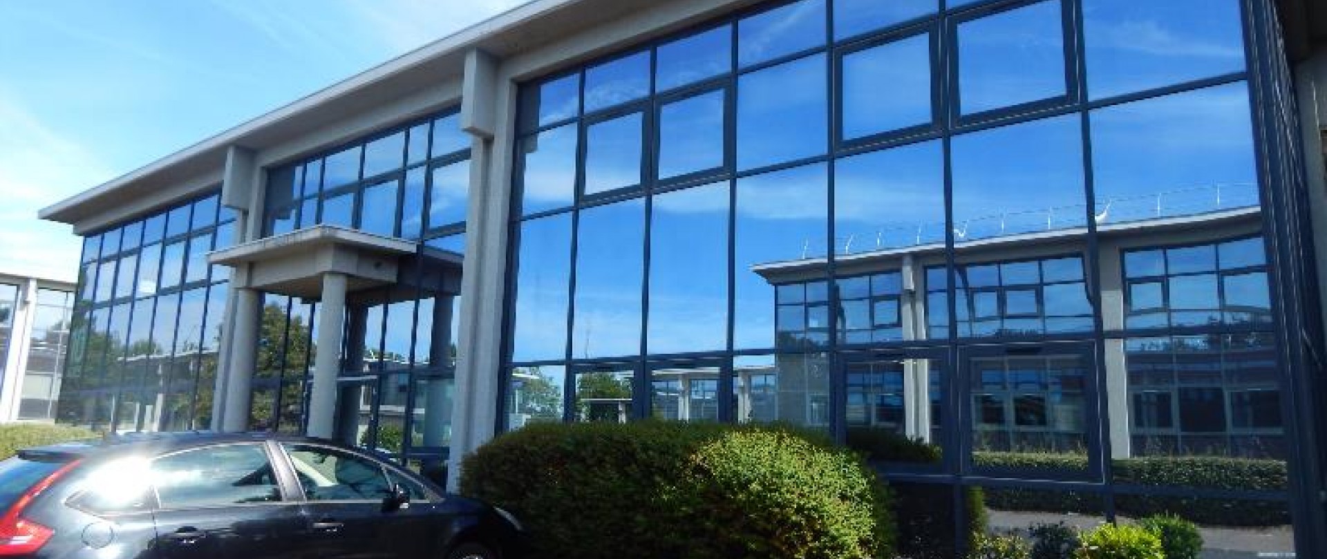 A L'EST DE NANTES, LOCATION DE BUREAUX DANS UN IMMEUBLE INDEPENDANT.