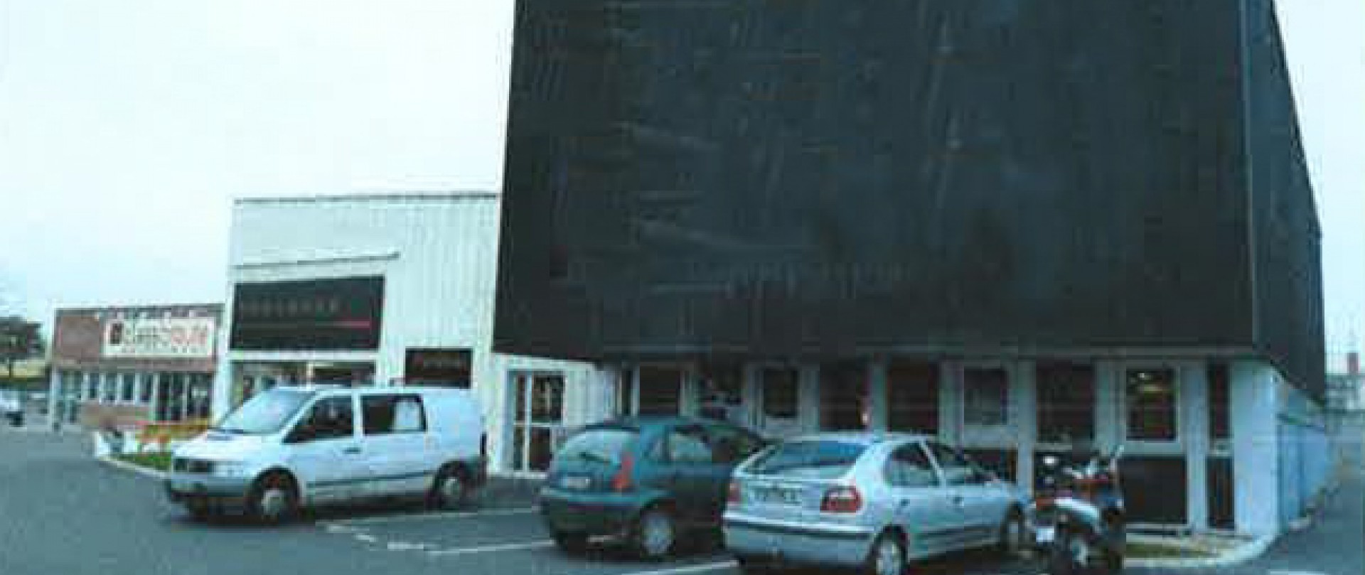 BATIMENT INDEPENDANT AVEC PARKING SECURISE