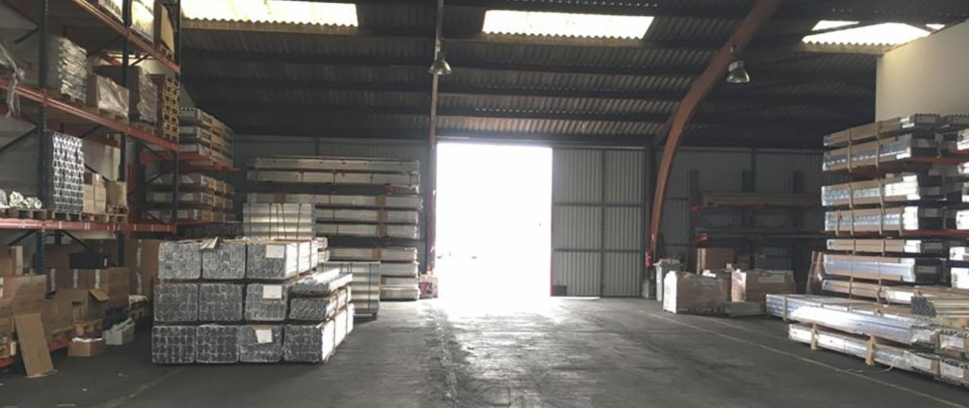BATIMENT IDEAL POUR TRANSPORTEUR, GARAGE, ETC