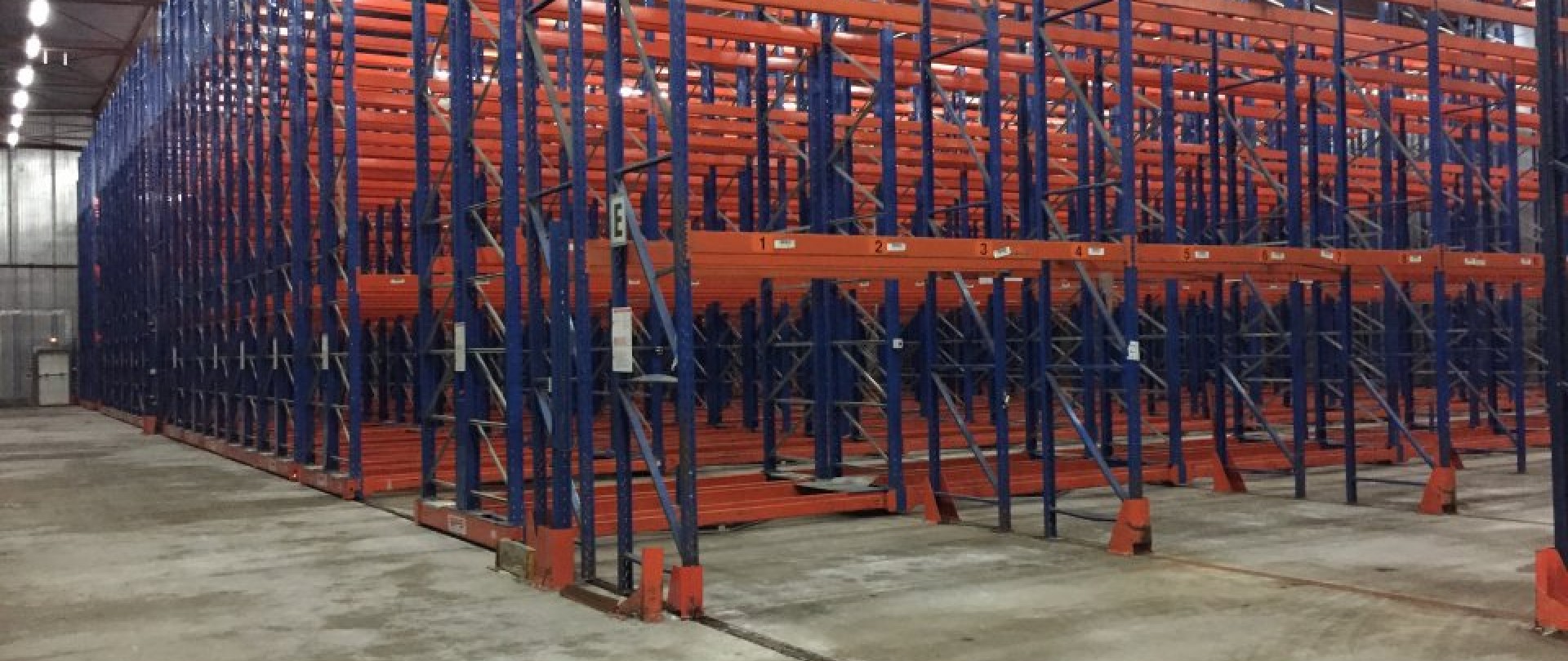 NORD OUEST, PROCHE DU PERIPHERIQUE, ENSEMBLE DE STOCKAGE. IDEAL ACTIVITE LOGISTIQUE.