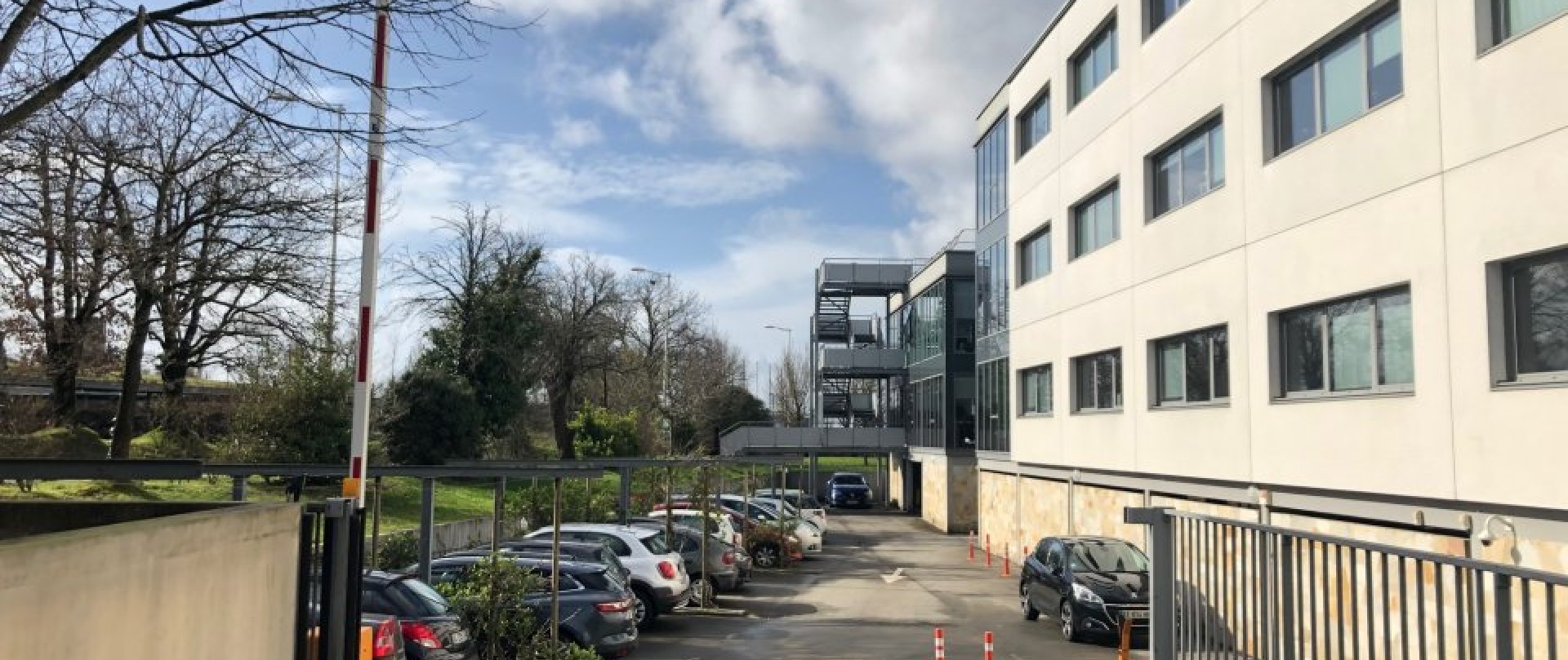 AU NORD OUEST DE NANTES, TRES BEL IMMEUBLE AU COEUR DE LA ZAC AR MOR ZENITH - IDEAL CENTRE D'APPEL