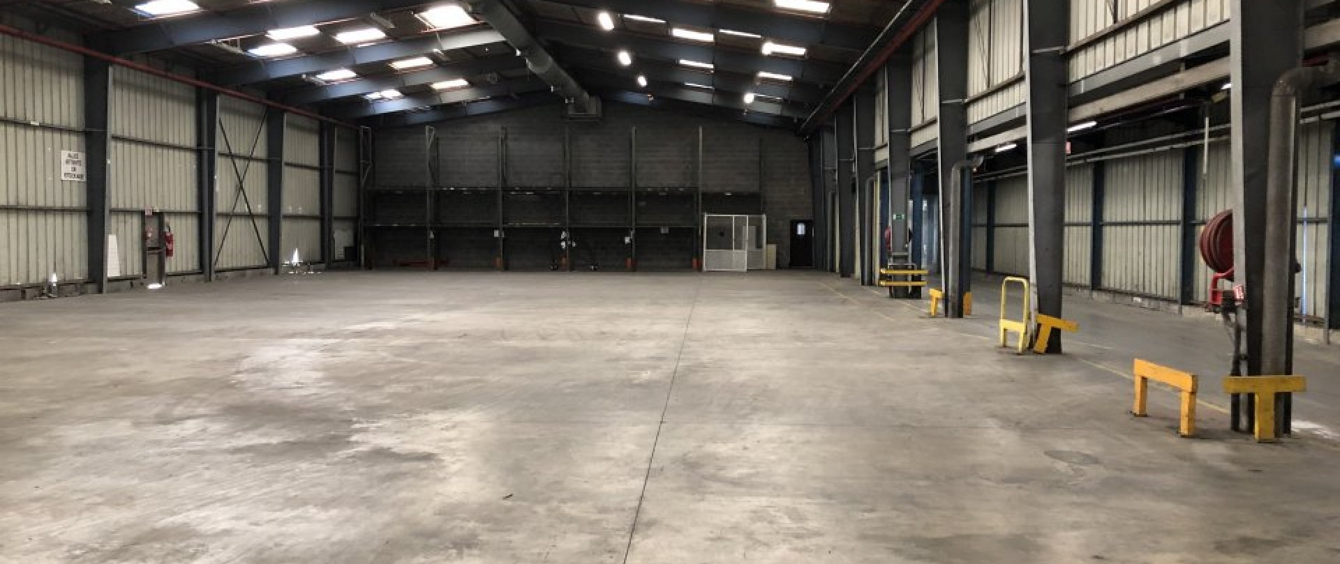 GRAND BATIMENT LOGISTIQUE SPRINKLE EN ZONE INDUSTRIELLE PROCHE ROUTE DE PARIS