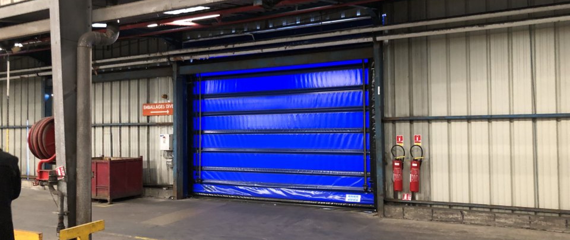 GRAND BATIMENT LOGISTIQUE SPRINKLE EN ZONE INDUSTRIELLE PROCHE ROUTE DE PARIS