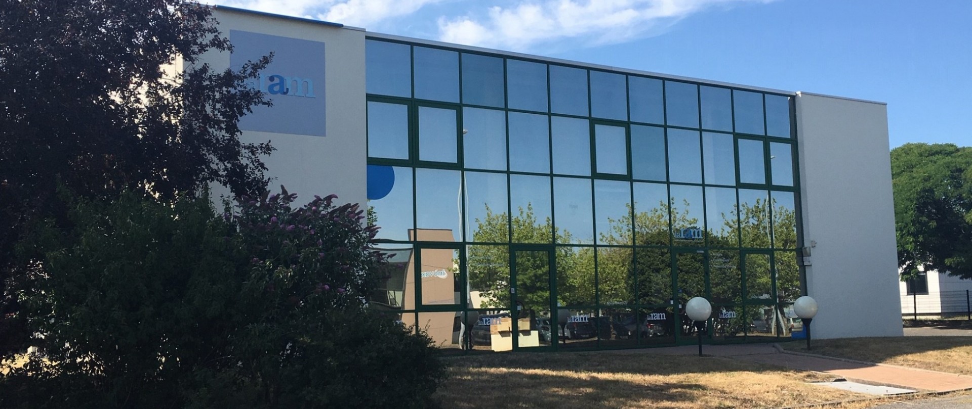 IMMEUBLE INDEPENDANT AVEC NOMBREUX PARKINGS