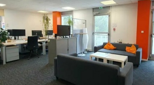 A L'EST DE NANTES, LOCATION DE BUREAUX EN REZ-DE-CHAUSSEE AU PIED DU CHRONOBUS