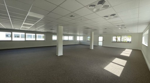 NORD EST - SURFACE DE BUREAUX DE 920 m² AVEC 49 STATIONNEMENTS