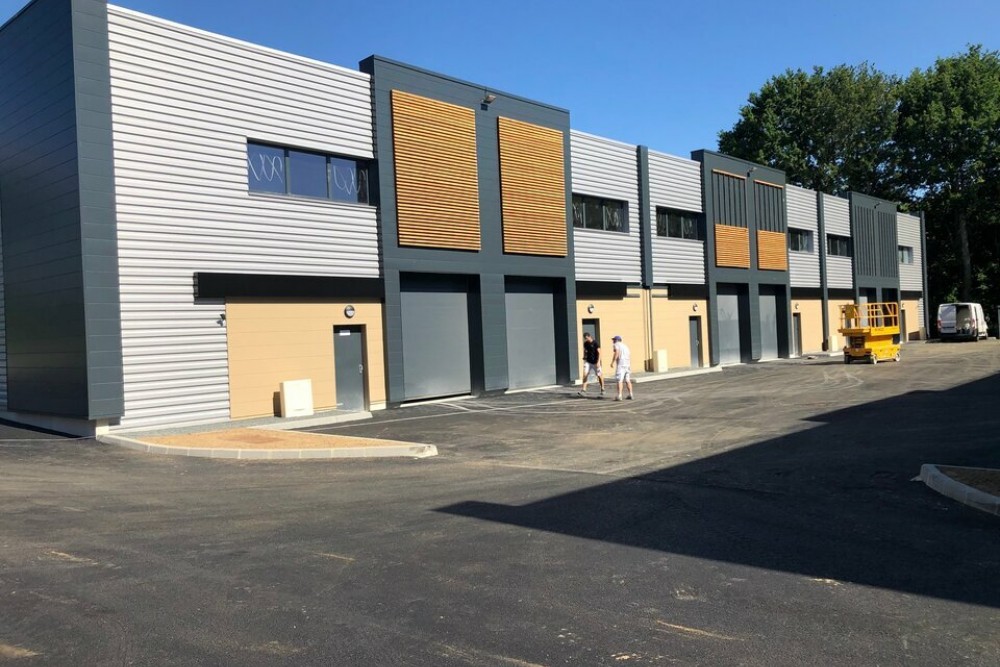 NANTES NORD-OUEST - CELLULE D'ACTIVITE RECENTE DE 147 m² AU SEIN D'UN VILLAGE ARTISAN SECURISE.