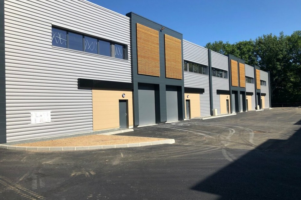 NANTES NORD-OUEST - CELLULE D'ACTIVITE RECENTE DE 147 m² AU SEIN D'UN VILLAGE ARTISAN SECURISE.