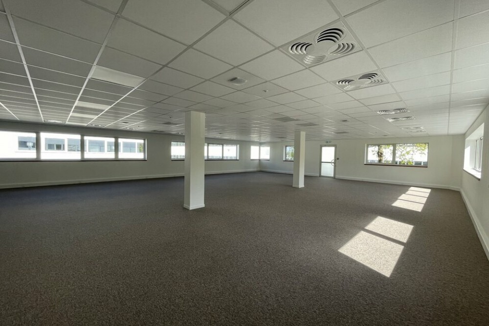 NORD EST - SURFACE DE BUREAUX DE 920 m² AVEC 49 STATIONNEMENTS