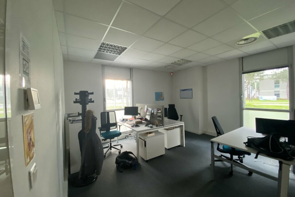 A L'EST DE NANTES, BUREAUX AU PIED DU CHRONOBUS - DEUX PLATEAUX DE BUREAUX A LOUER