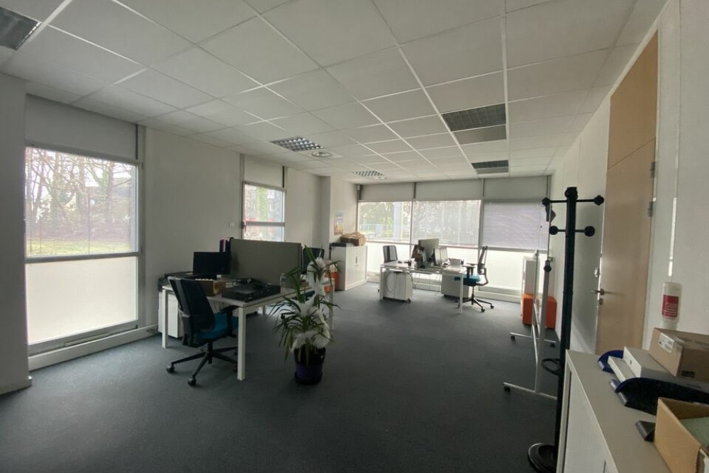 A L'EST DE NANTES, BUREAUX AU PIED DU CHRONOBUS - DEUX PLATEAUX DE BUREAUX A LOUER