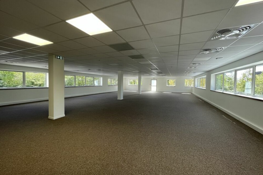 NORD EST - SURFACE DE BUREAUX DE 920 m² AVEC 49 STATIONNEMENTS