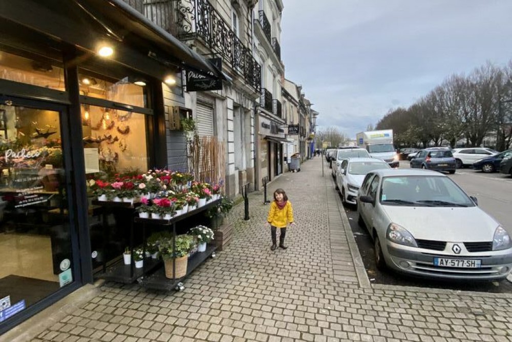 NANTES SUD EST DANS UN IMMEUBLE ANCIEN - CELLULE COMMERCIALE A LOUER