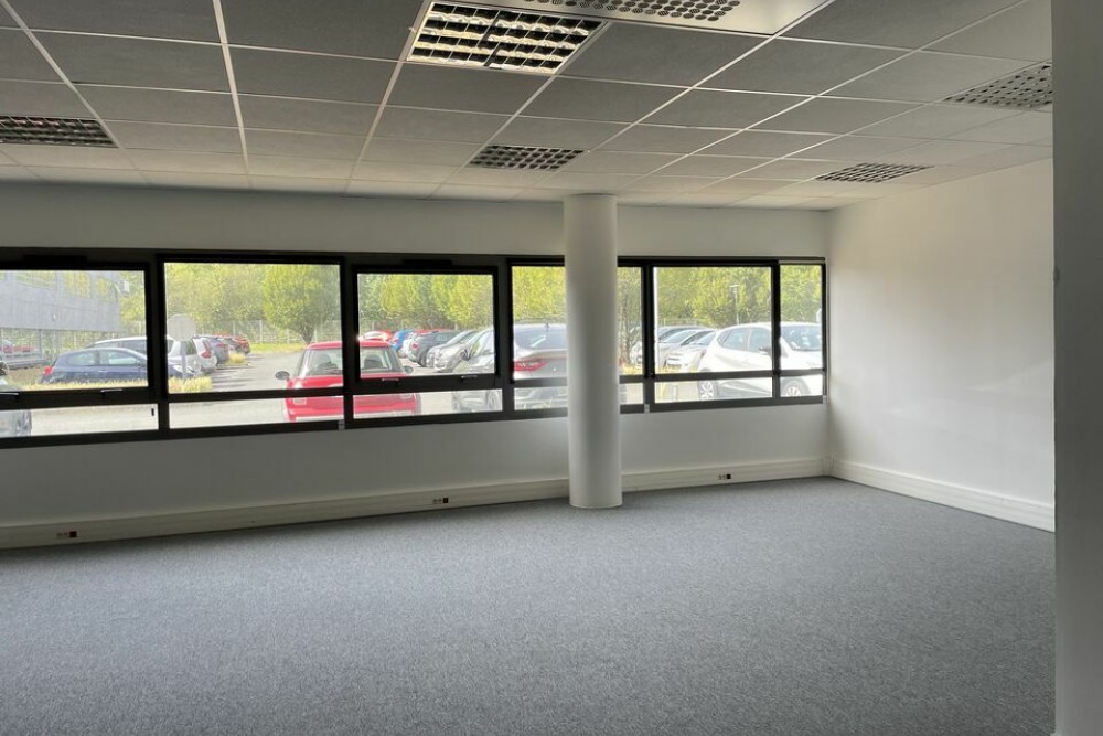 NANTES NORD - 2 477 m² DE BUREAUX EN RDC AVEC UNE BELLE VISIBILITE