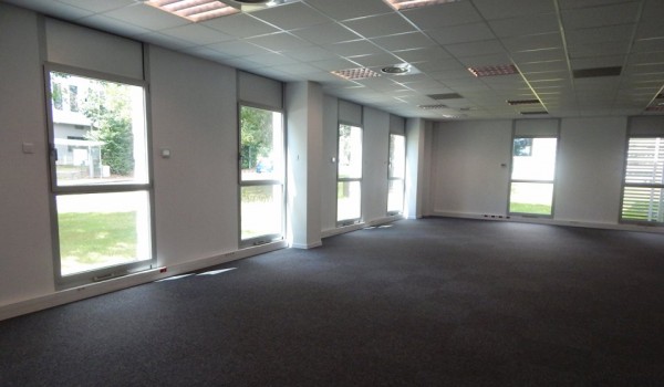 A L'EST DE NANTES, LOCATION DE BUREAUX RECENTS AU PIED DU CHRONOBUS
