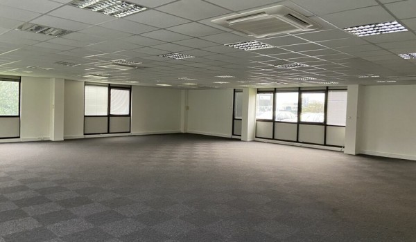 A L'EST DE NANTES, LOCATION D'UNE SURFACE DE BUREAUX EN RDC AVEC UNE BELLE VISIBILITE