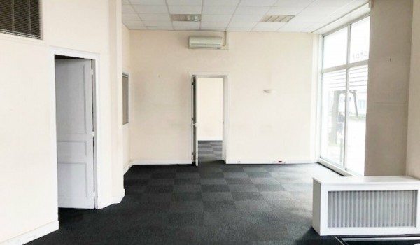 LOCAL COMMERCIAL TRES VISIBLE SUR AXE PASSANT