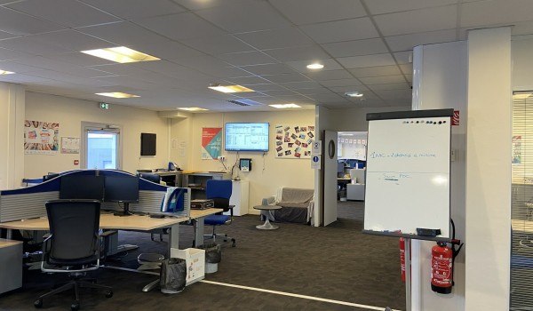 AU NORD OUEST DE NANTES, LOCATION DE BUREAUX RECENTS AU PIED DU TRAMWAY