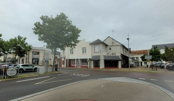 INDRE CENTRE BOURG, BELLE VITRINE EN PLEINE RUE COMMERCANTE 
