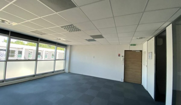 A L'EST DE NANTES, BUREAUX AU PIED DU CHRONOBUS - DEUX PLATEAUX DE BUREAUX A LOUER