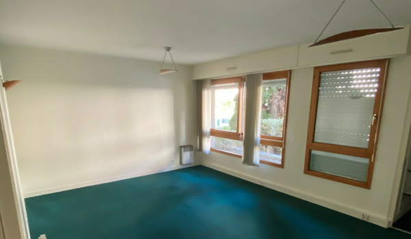 LOCAL COMMERCIAL TRES VISIBLE SUR AXE PASSANT