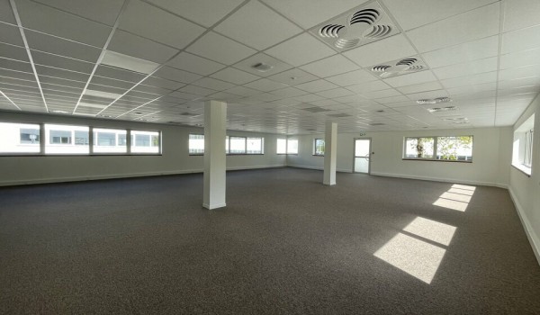 NORD EST - SURFACE DE BUREAUX DE 920 m² AVEC 49 STATIONNEMENTS