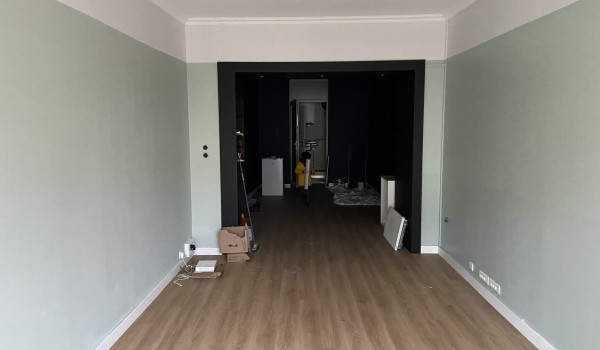 NANTES SUD EST DANS UN IMMEUBLE ANCIEN - CELLULE COMMERCIALE A LOUER