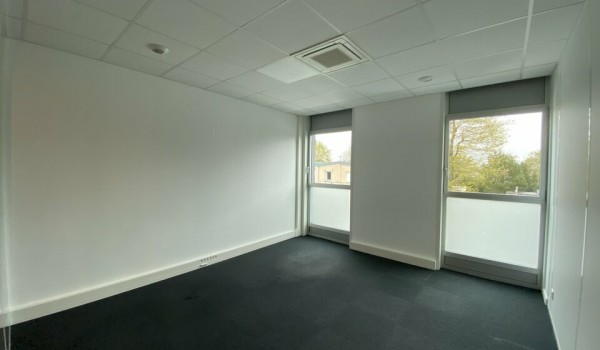 A L'EST DE NANTES, BUREAUX AU PIED DU CHRONOBUS - 222 m² DE BUREAUX A LOUER