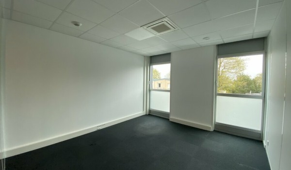 A L'EST DE NANTES, BUREAUX AU PIED DU CHRONOBUS - 222 m² DE BUREAUX A LOUER